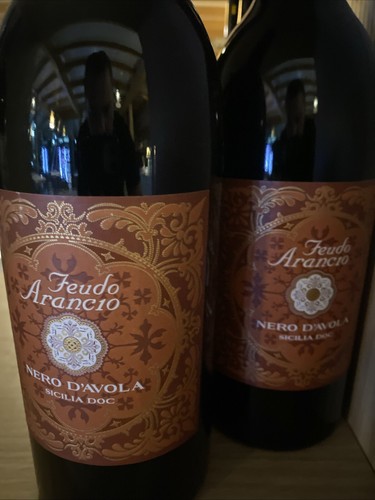 Vino rosso nero avola feudo - nero,